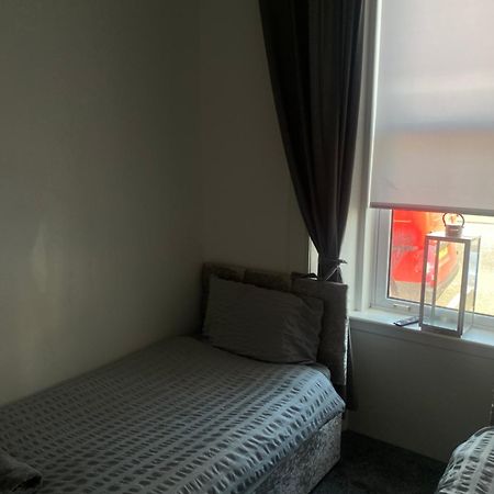 Appartamento Maze Beach Getaway Ayr Esterno foto