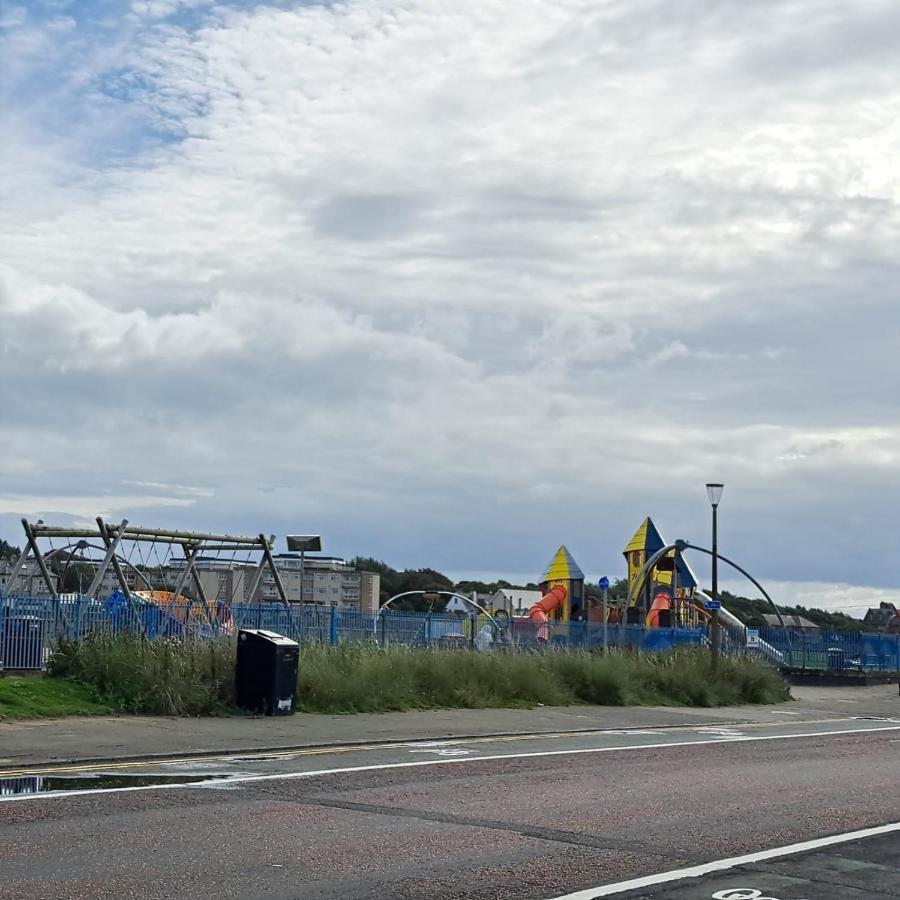 Appartamento Maze Beach Getaway Ayr Esterno foto