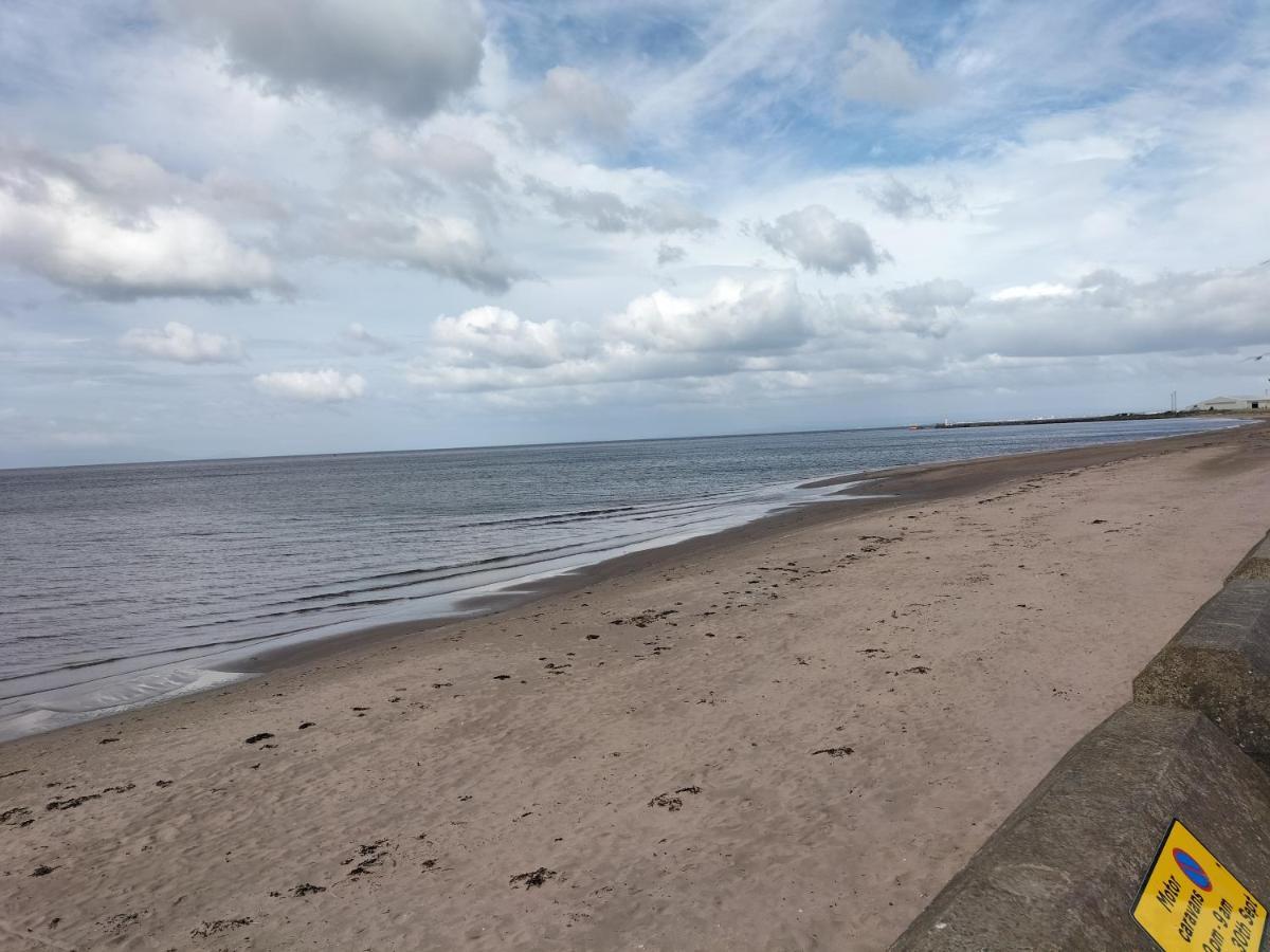 Appartamento Maze Beach Getaway Ayr Esterno foto