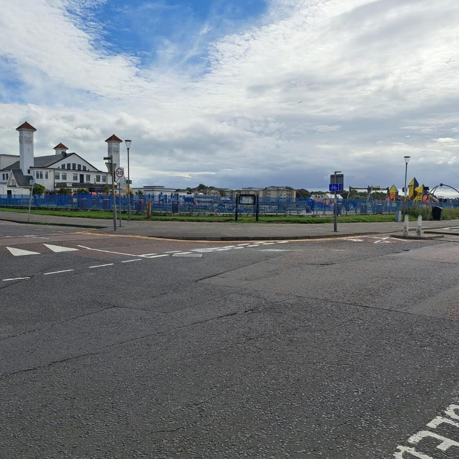 Appartamento Maze Beach Getaway Ayr Esterno foto